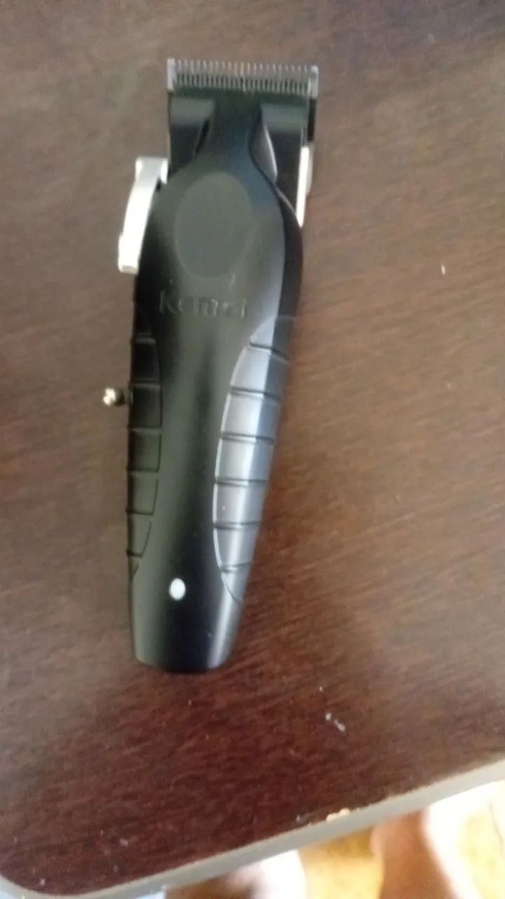 Maquina de barbeiro com carregador incluso!