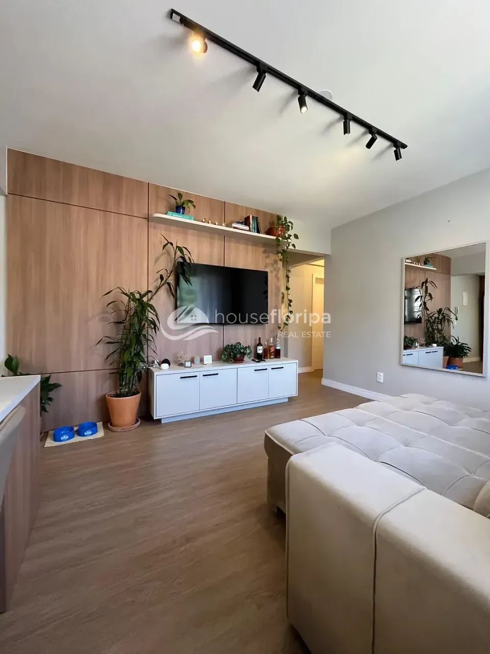 Apartamento reformado e mobiliado com 2 dormitórios, vaga coberta, vista livre e sol norte - Foto 3
