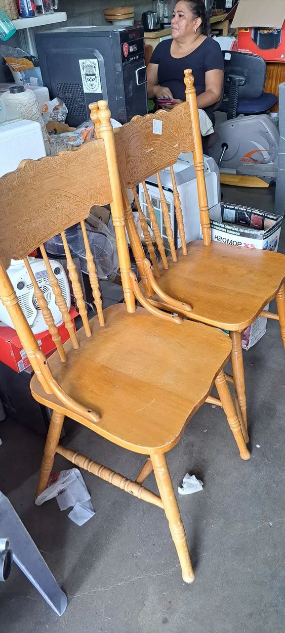 Conjunto com 2 cadeiras de madeira toda trabalhada  - Foto 3