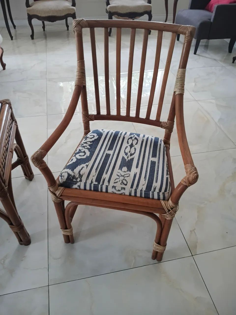 Jogo de cadeiras poltronas e mesinha lateral - Foto 4