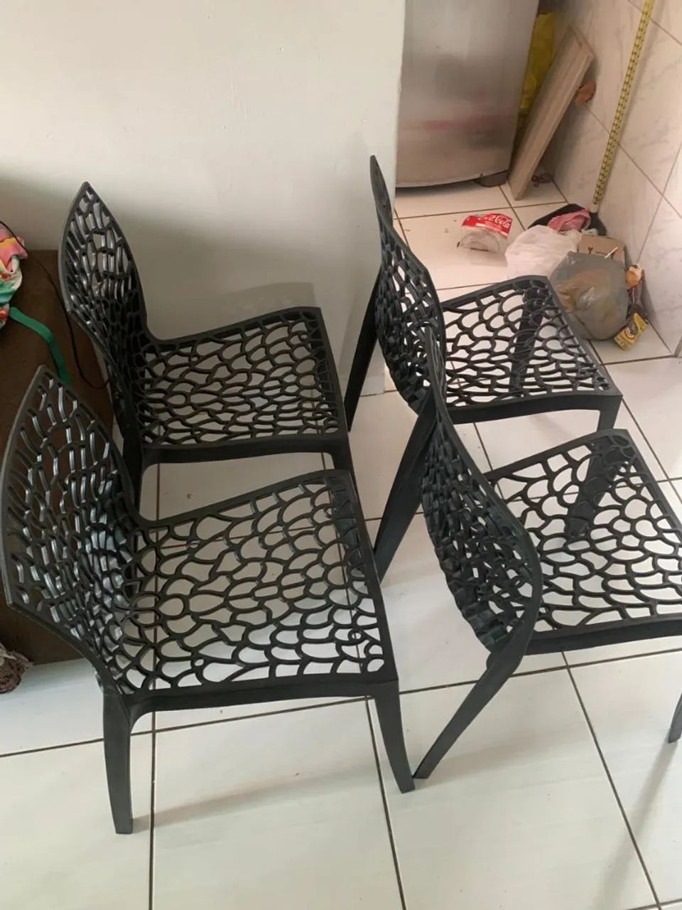 Vendo sofa 3 lugares e 4 cadeiras  - Foto 3