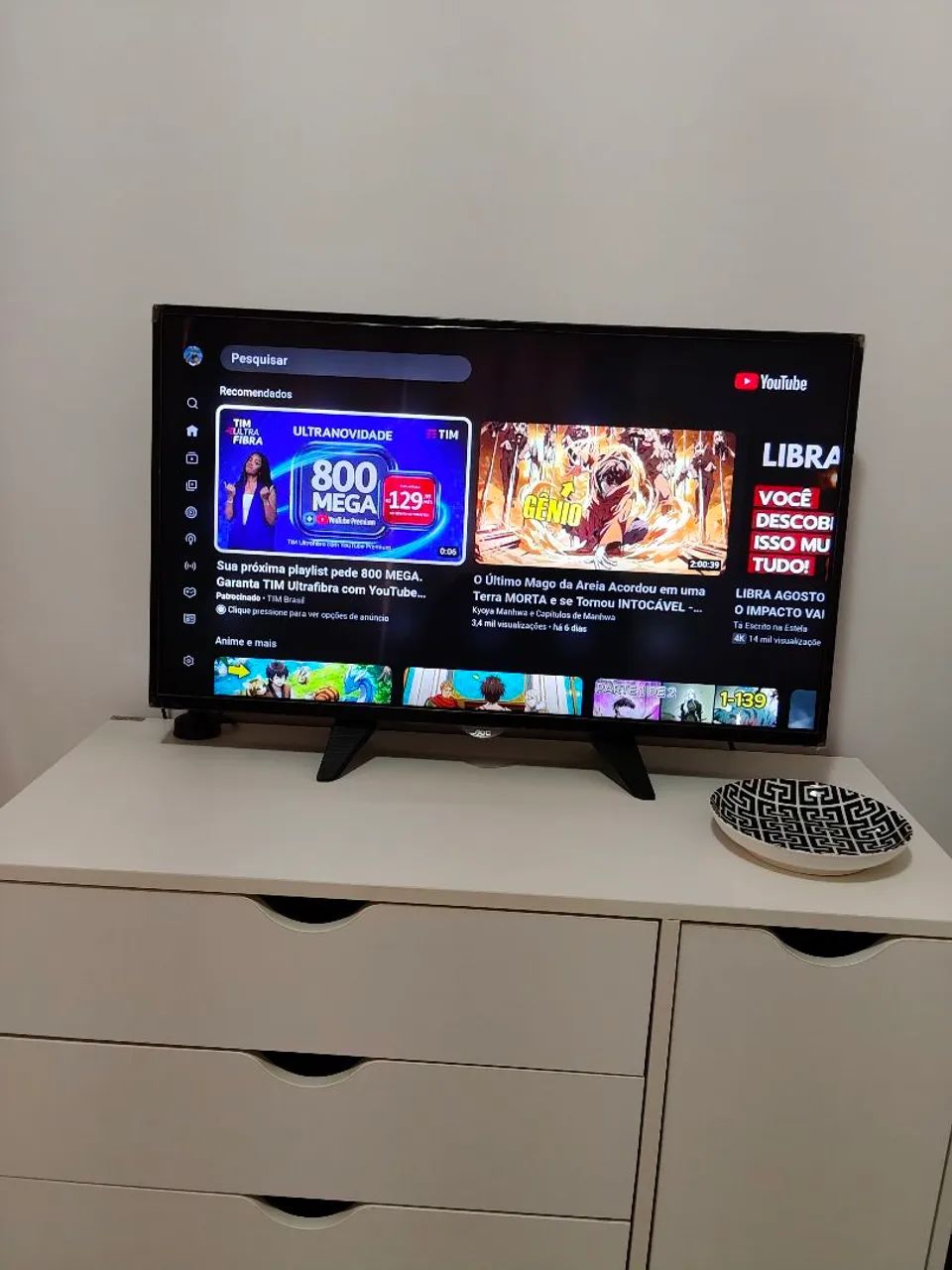 TV AOC Smart LED 32" com Suporte de Parede + Pés - Netflix e YouTube - Foto 4