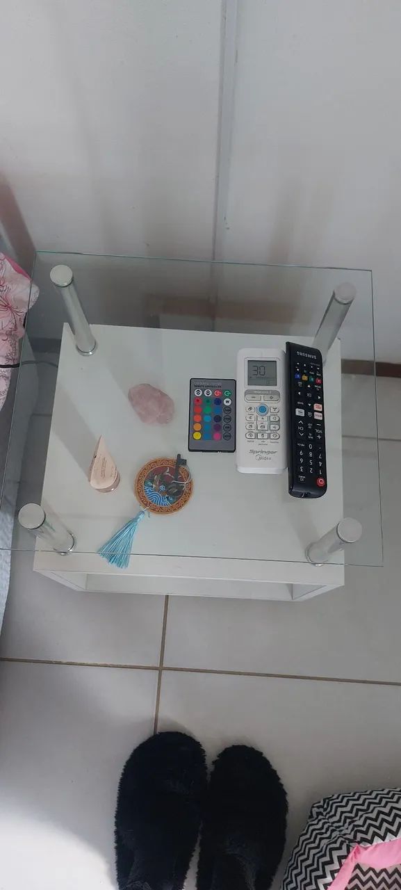 Mesa cabeceira tampo em vídeo e rodinhas. - Foto 2