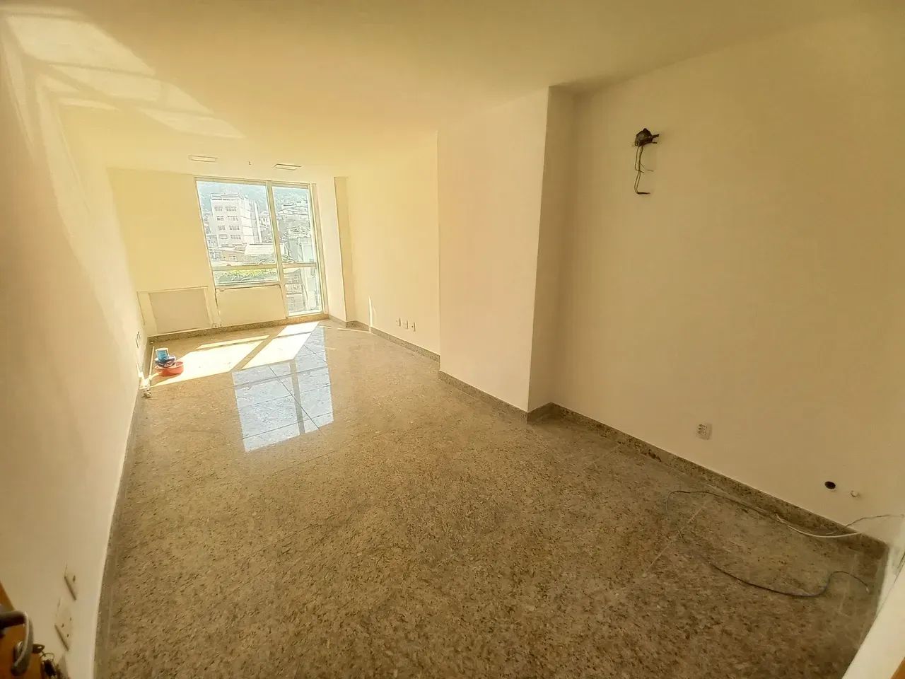 Ótima sala comercial de frente com 25 m² e banheiro privativo.