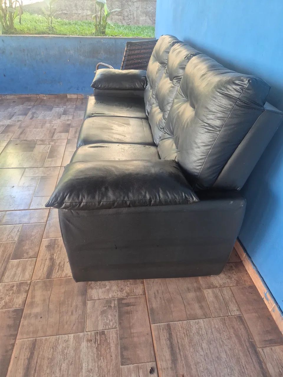 Vendo sofá no courino com detalhes R$350.00