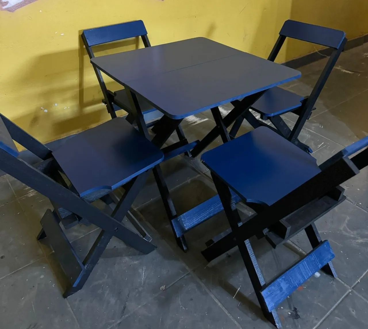 Kit mesa baixa + 4 cadeiras para bares e restaurantes  - Foto 4