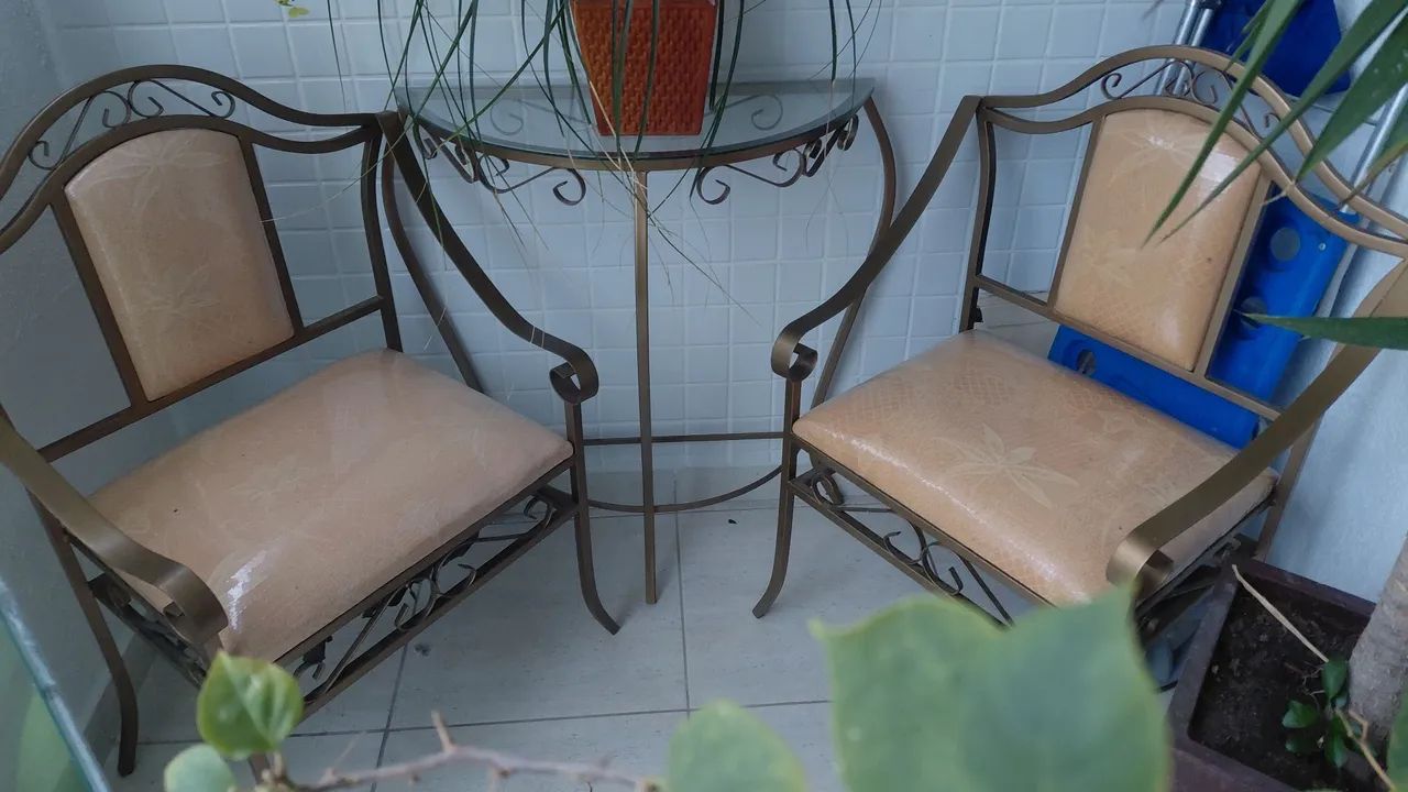 Mesa e cadeiras