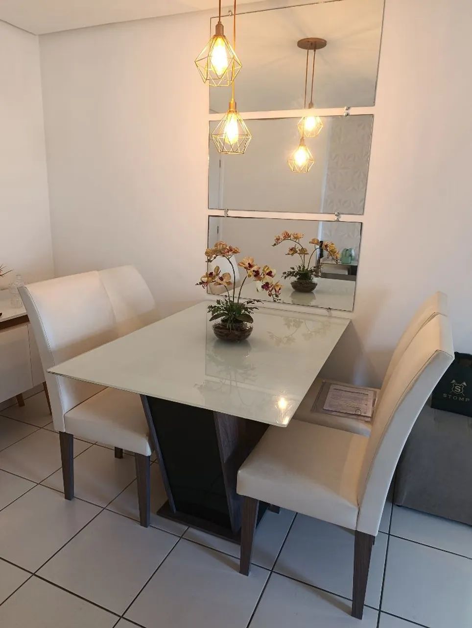 Vendo mesa com 4 cadeiras para sala