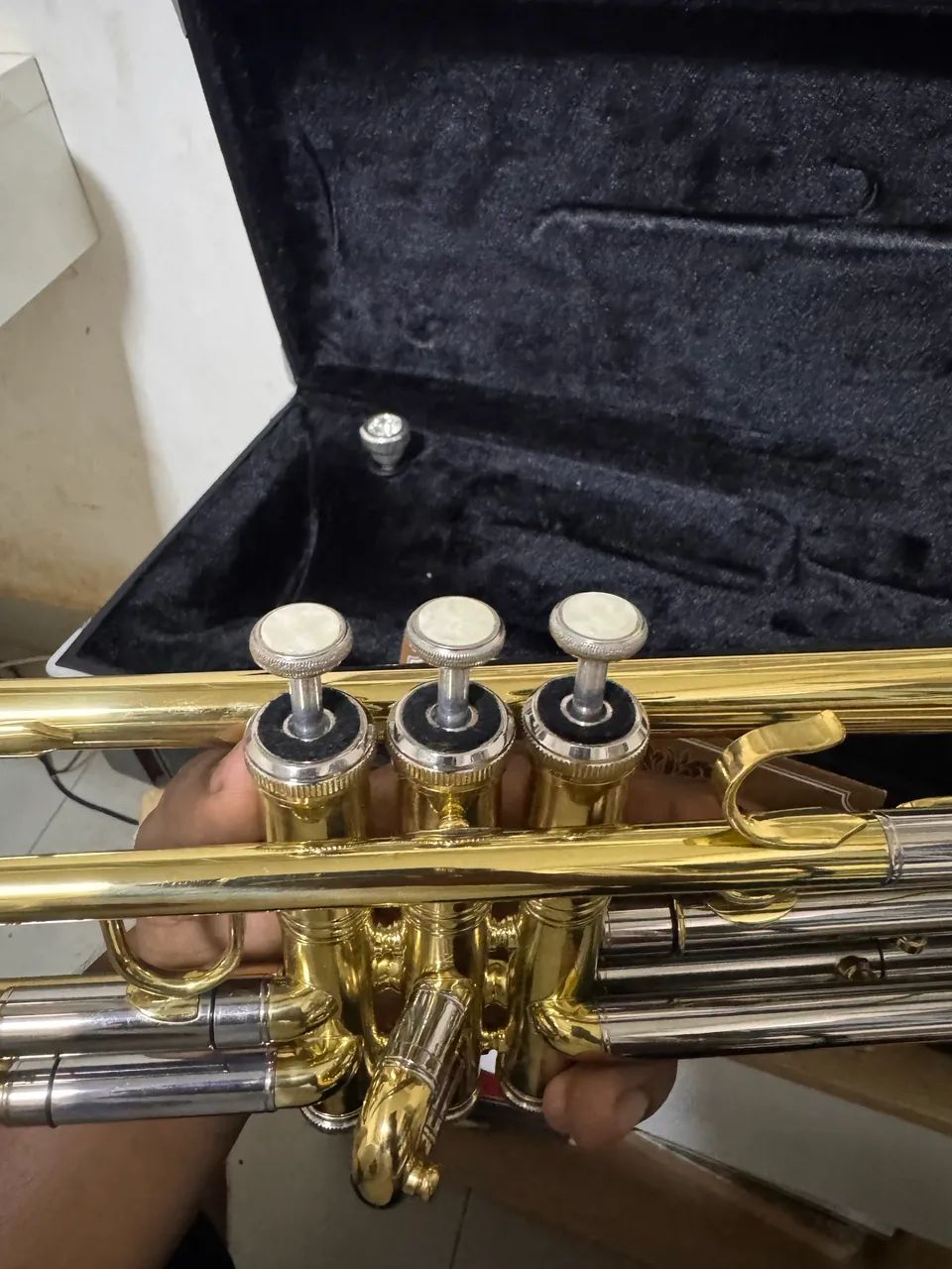 Trompete Eagle Tr504 Sib Profissional + estojo original - Foto 5
