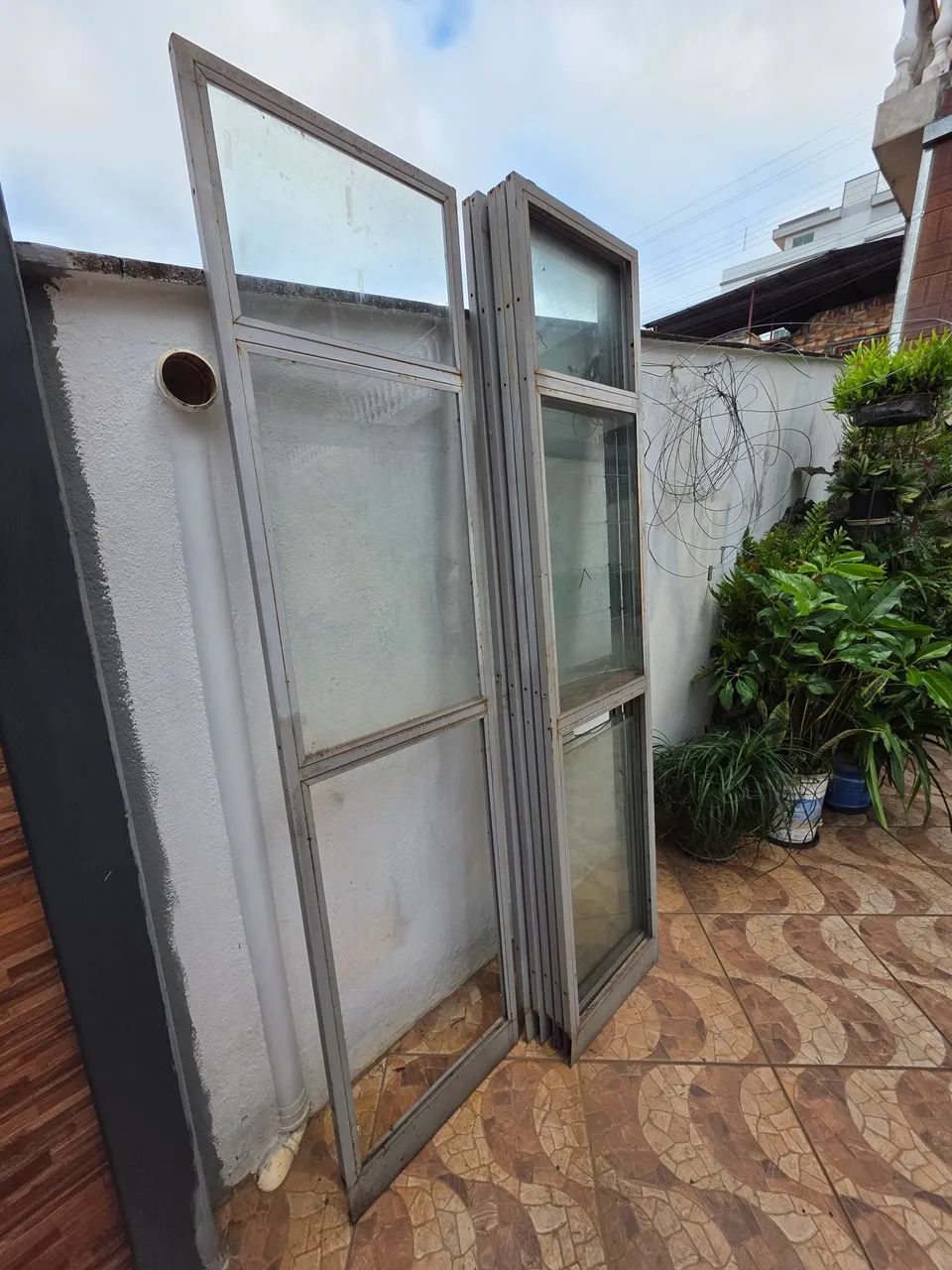Iron Partition Wall for Lottery Shops with Some Glass Panels