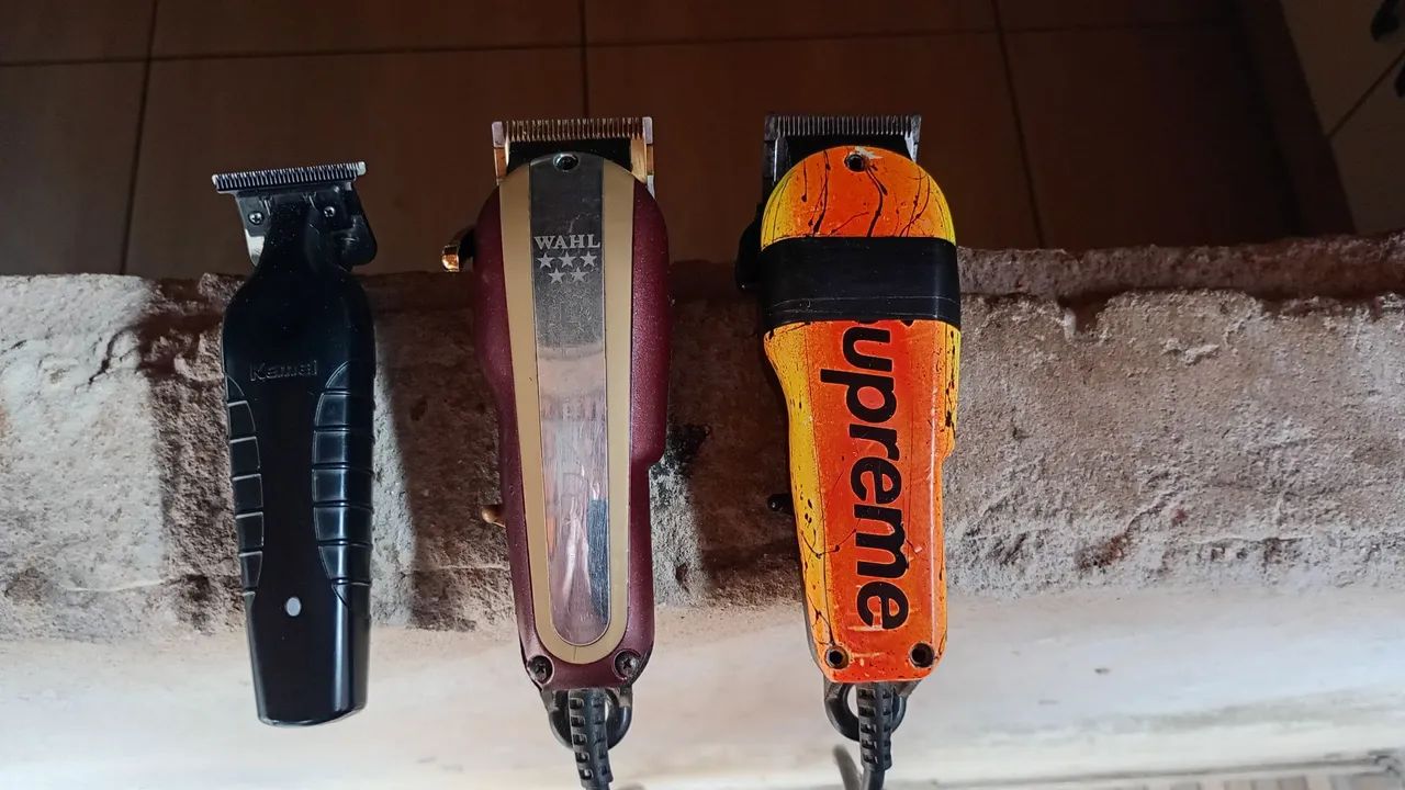 Kit 2 máquinas de corte Wahl+ acabamento kemei 2299