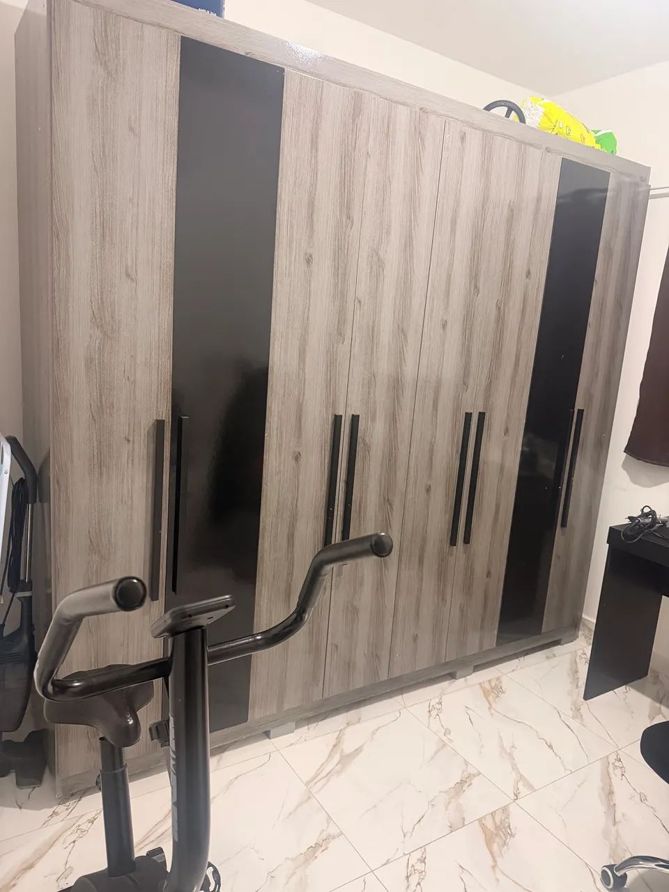 Guarda roupa preto 