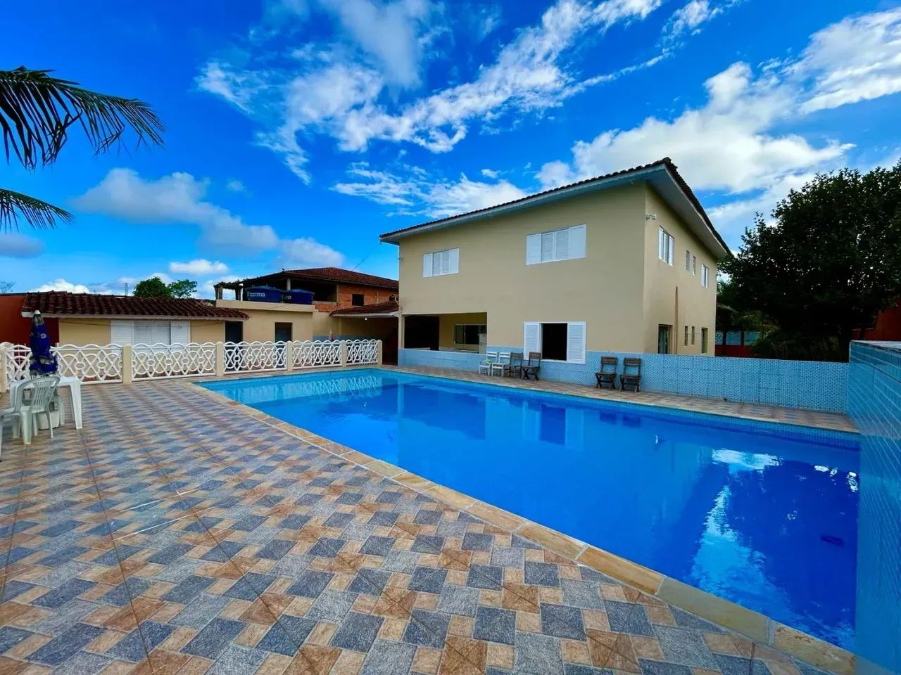 Chácara com 6 quartos, piscina e área gourmet em Itanhaém.