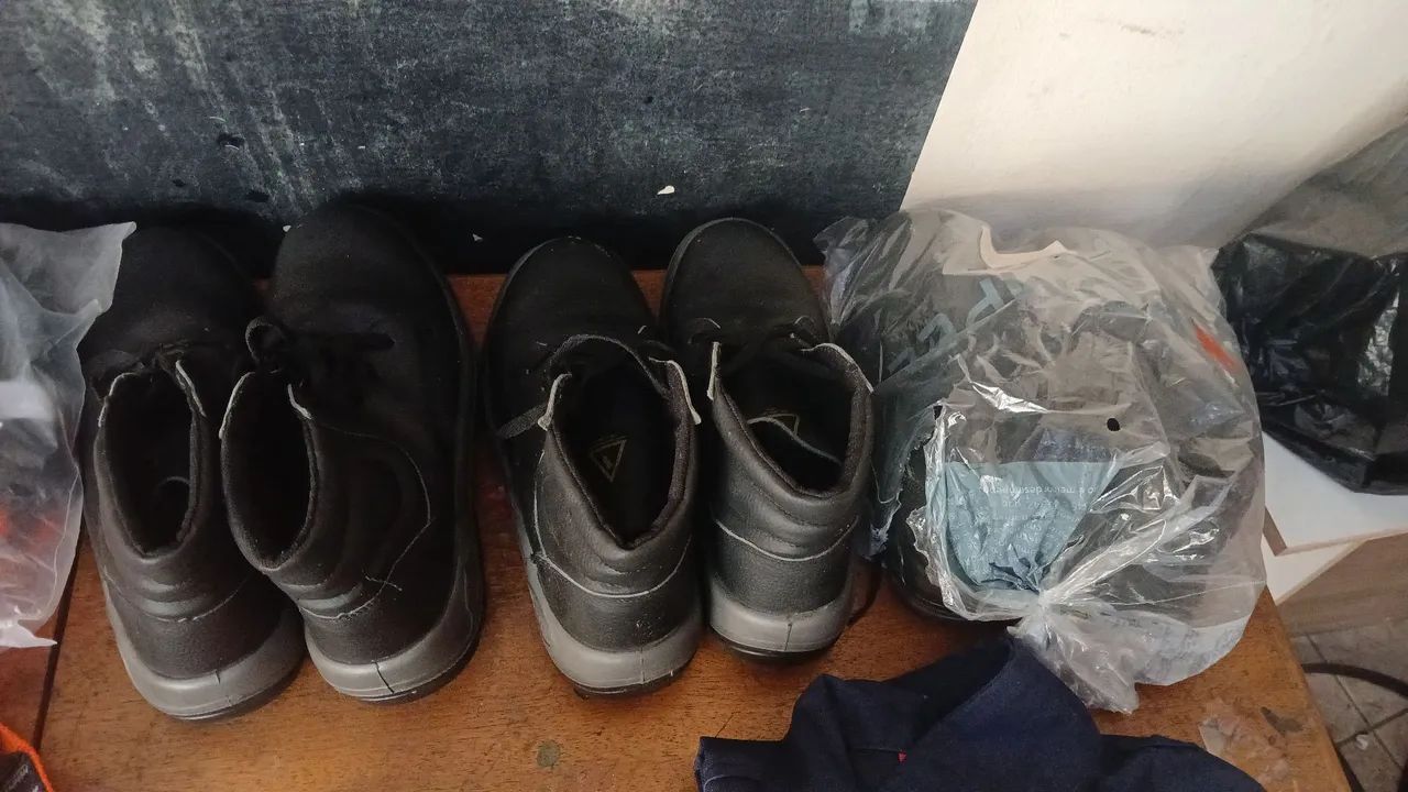 Uniformes, Botas,cinto de segurança  novos. - Foto 4