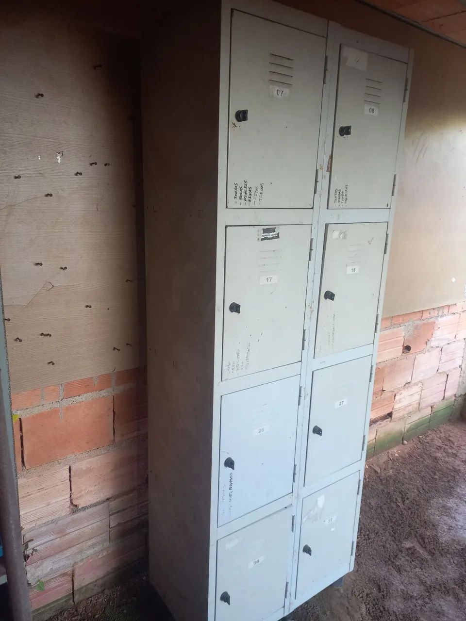 VENDE SE ARMÁRIO DE FERRO - Foto 2