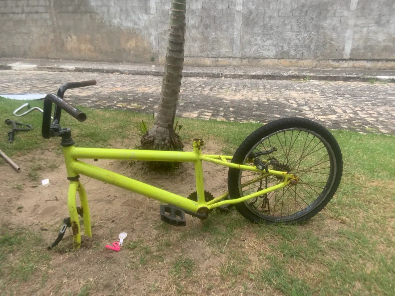 Quadro de bike vem com vem com guidão preto