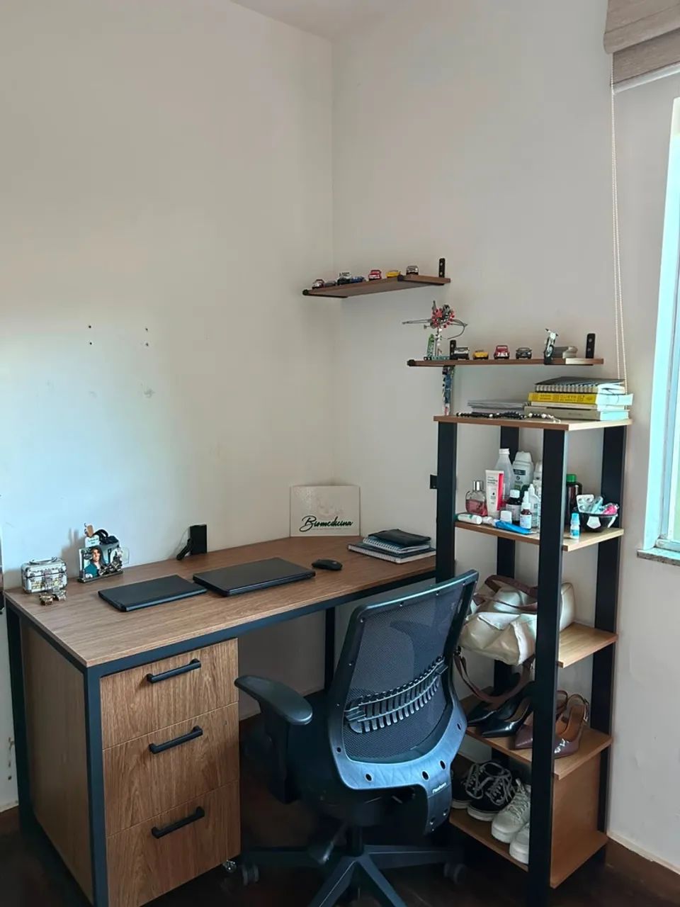 Mesa estilo industrial, gaveteiro com rodinhas de trava e prateleiras - Foto 4