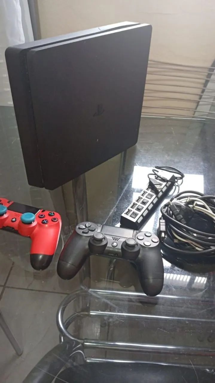 PS4 Slim + 2 controles 