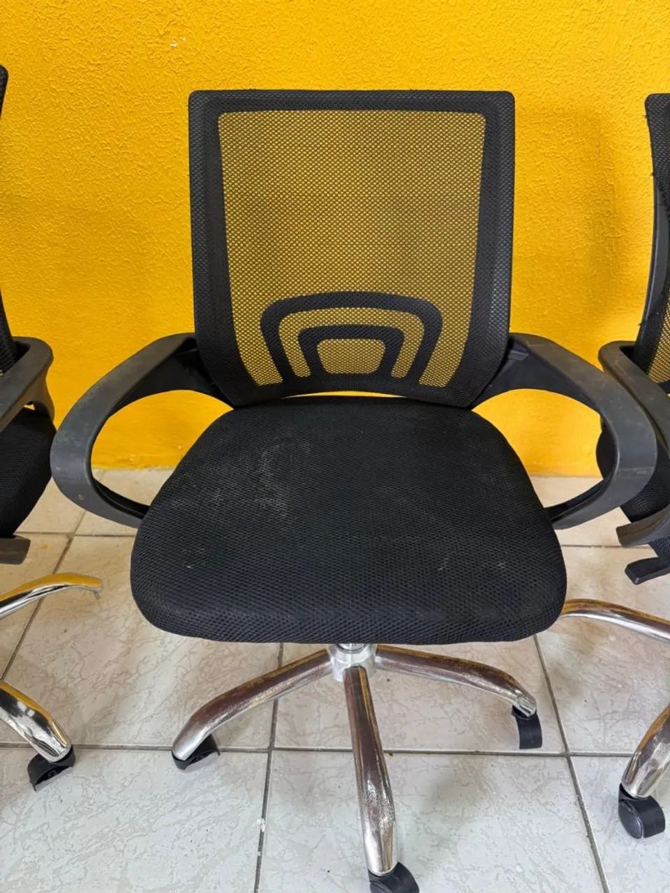Cadeiras escritório com defeitos - Foto 5