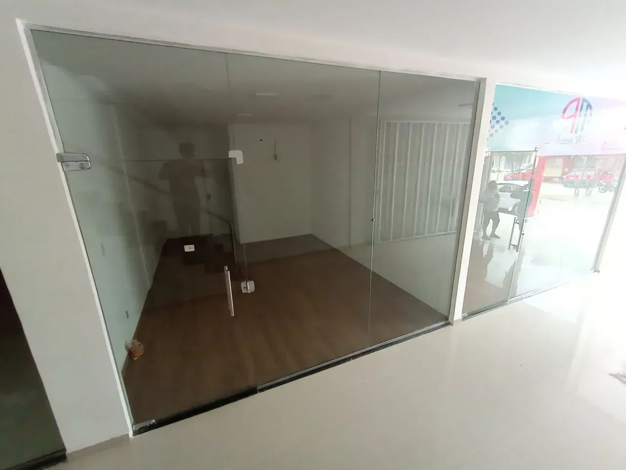 ALugo sala comercial no parque dez / com banheiro no térreo. - Foto 2