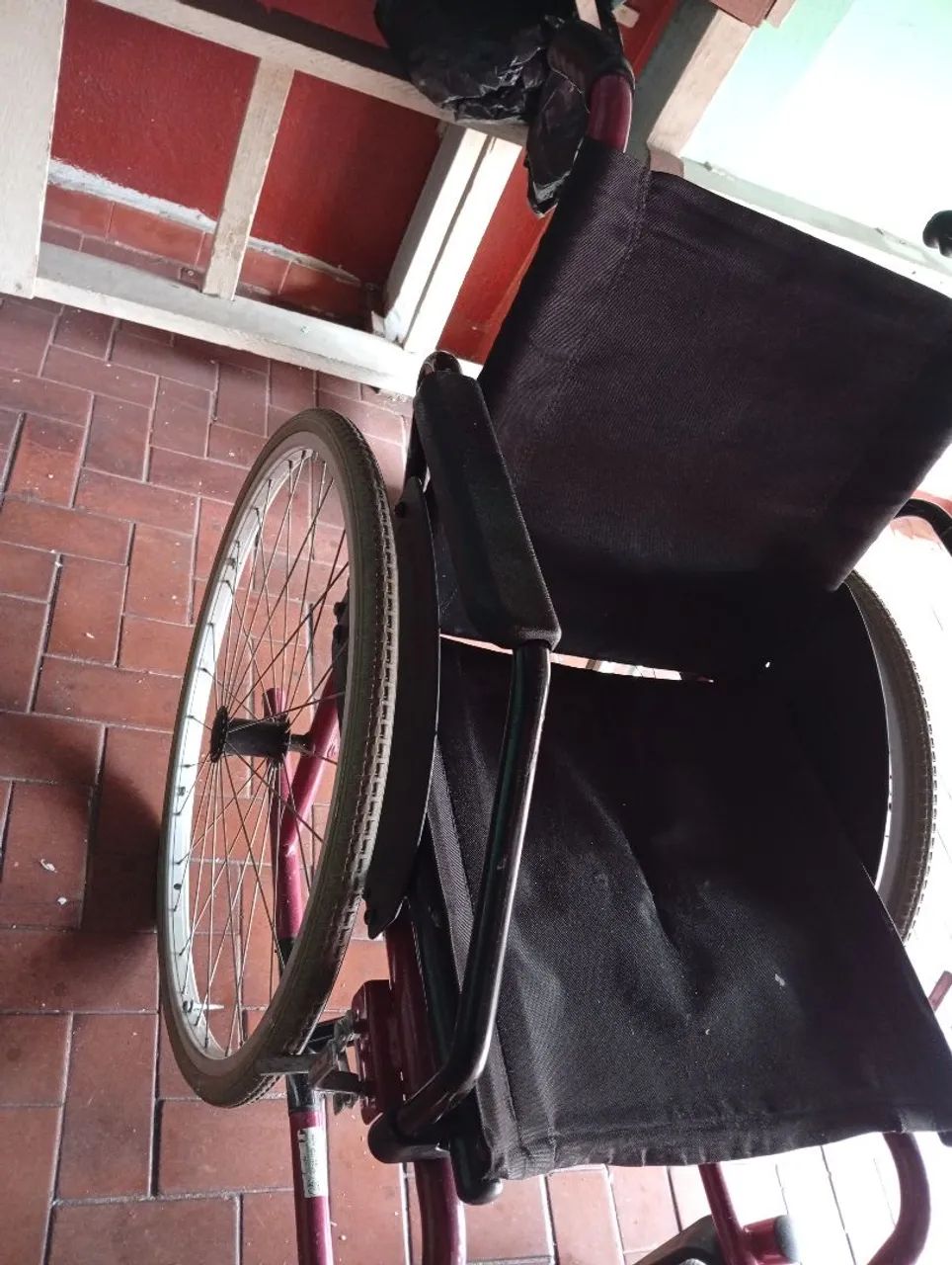 Vendo cadeira de rodas usada  - Foto 4