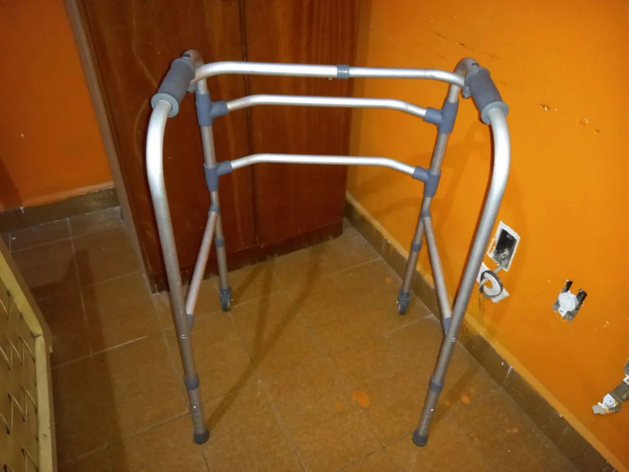 Andador em aluminio com rodinhas - Foto 3
