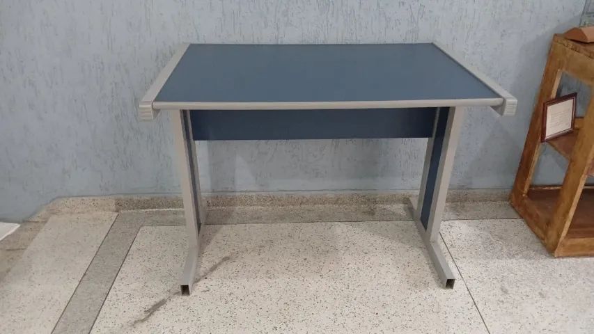 Almost-new table in perfect condition, size 90 x 60 x 70 cm