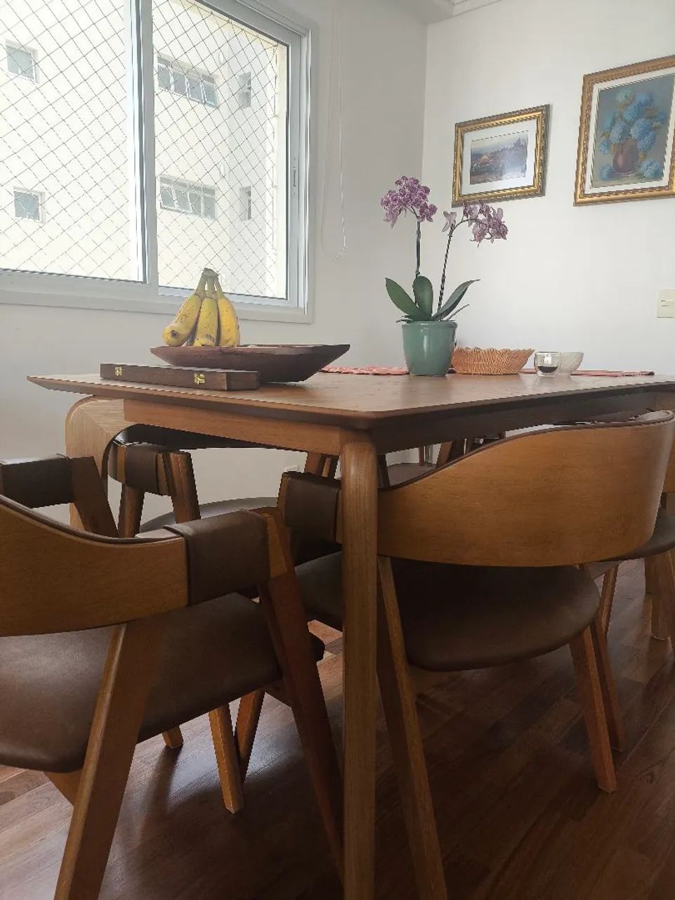 Mesa em madeira com 6 cadeiras em couro ecológico  - Foto 4