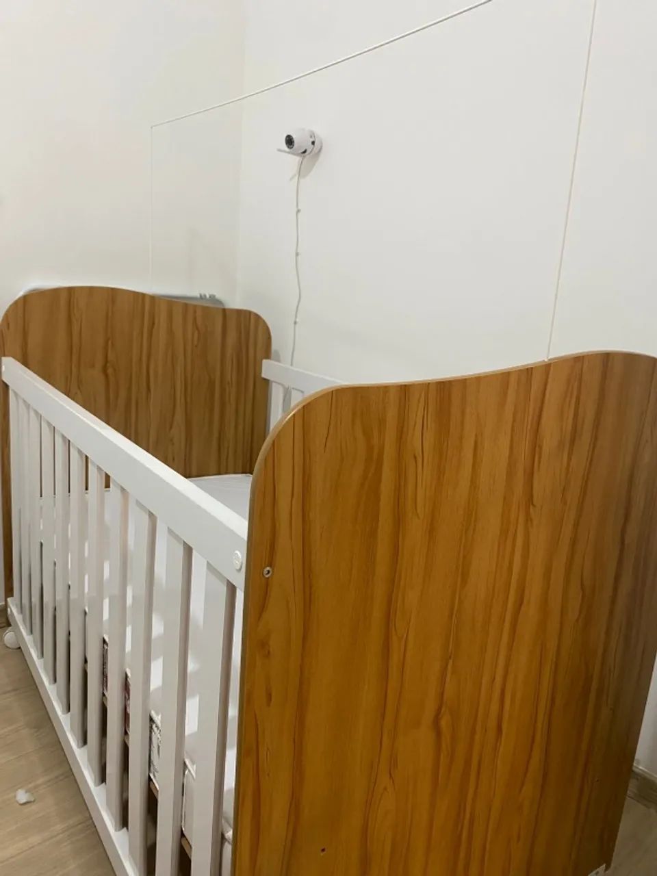 Berço em MDF - Peróba Uli Branco/Amendôa com rodízios - Foto 2