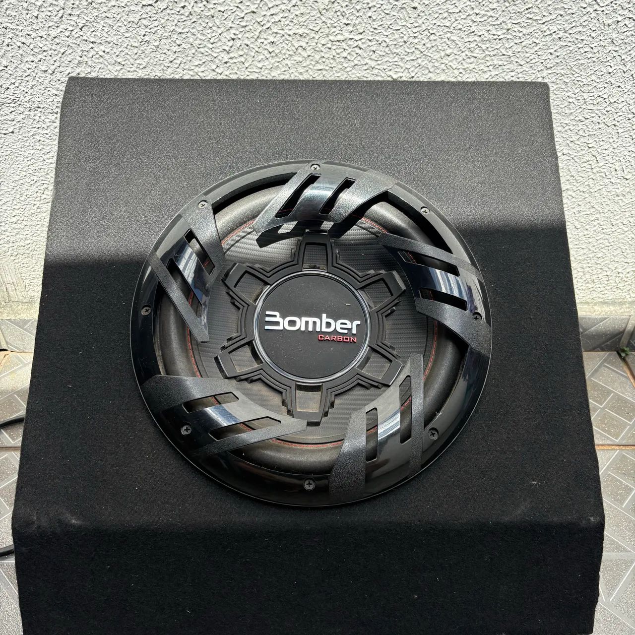Caixa Vedada + Subwoofer Bomber Carbon