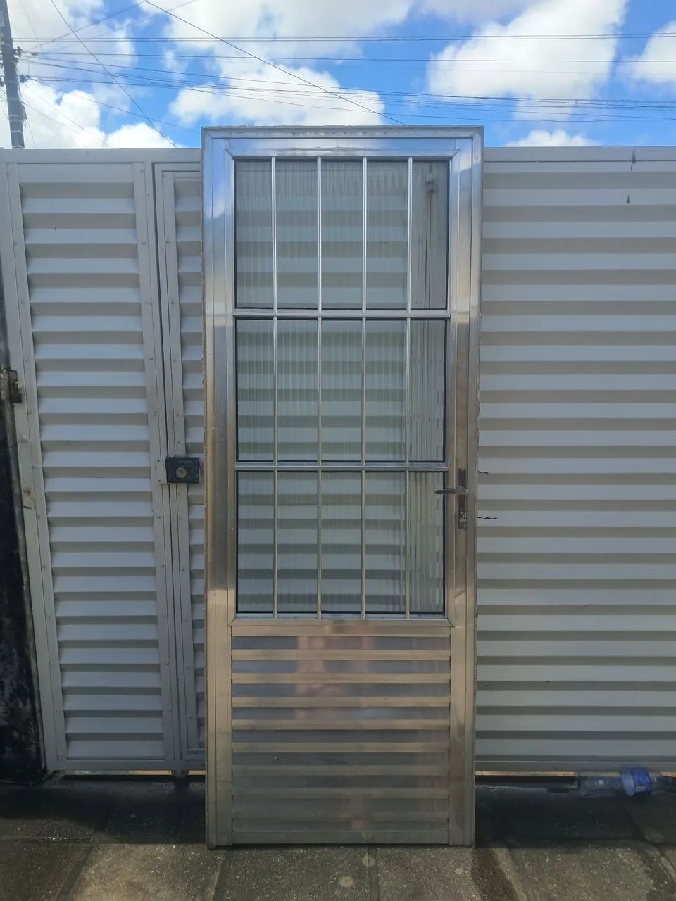 Porta de Alumínio com Postigo e Grade (2,10m x 0,80m) - Com Chave