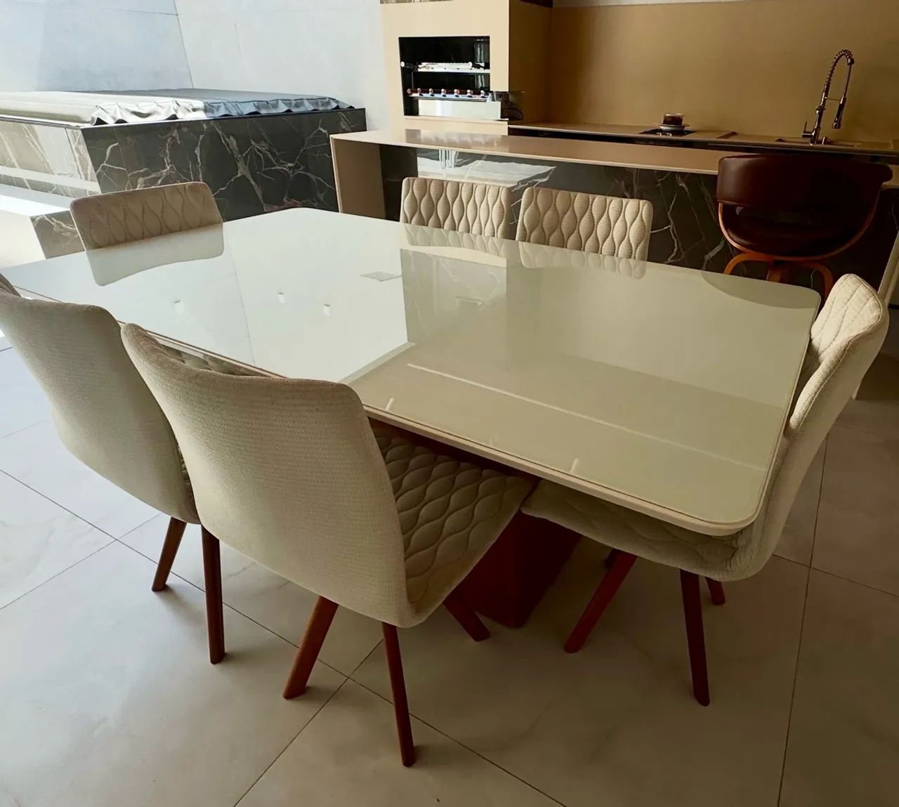 Mesa completa com cadeiras