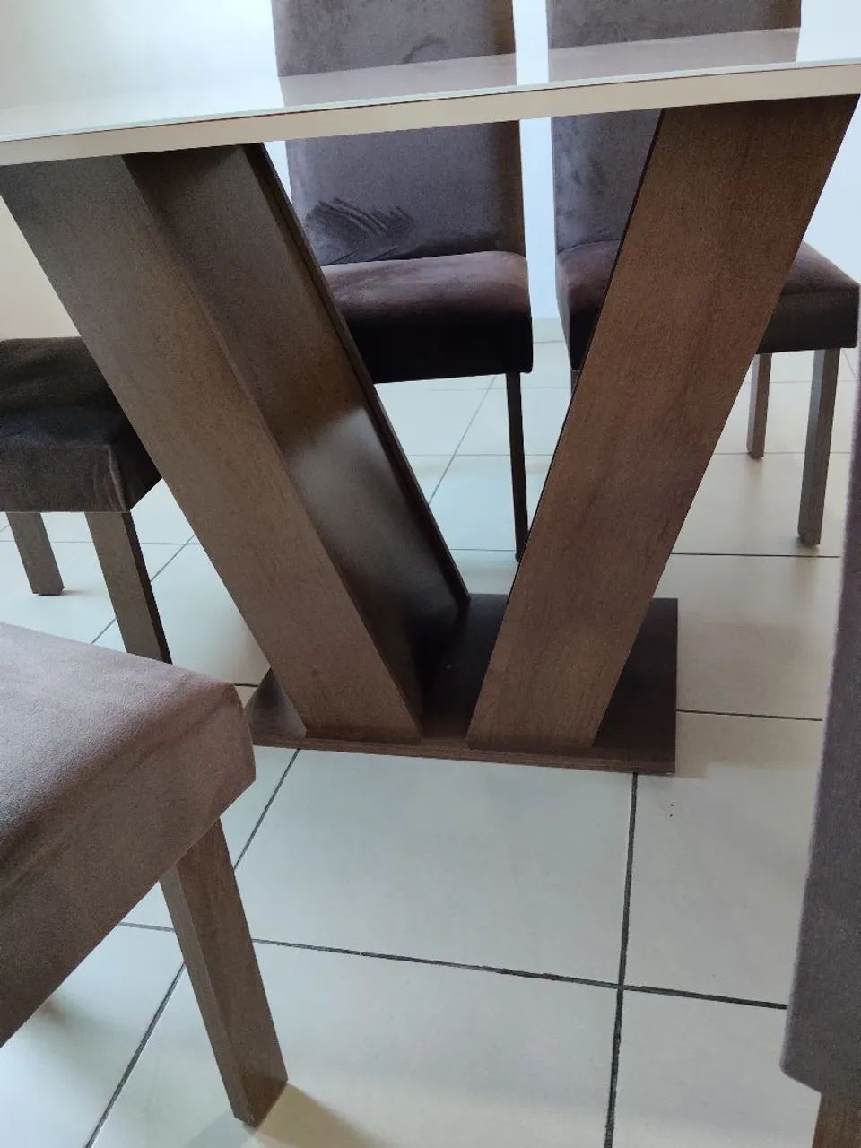 Mesa com 6 cadeiras, com tampo de vidro sobre o MDF  - Foto 4