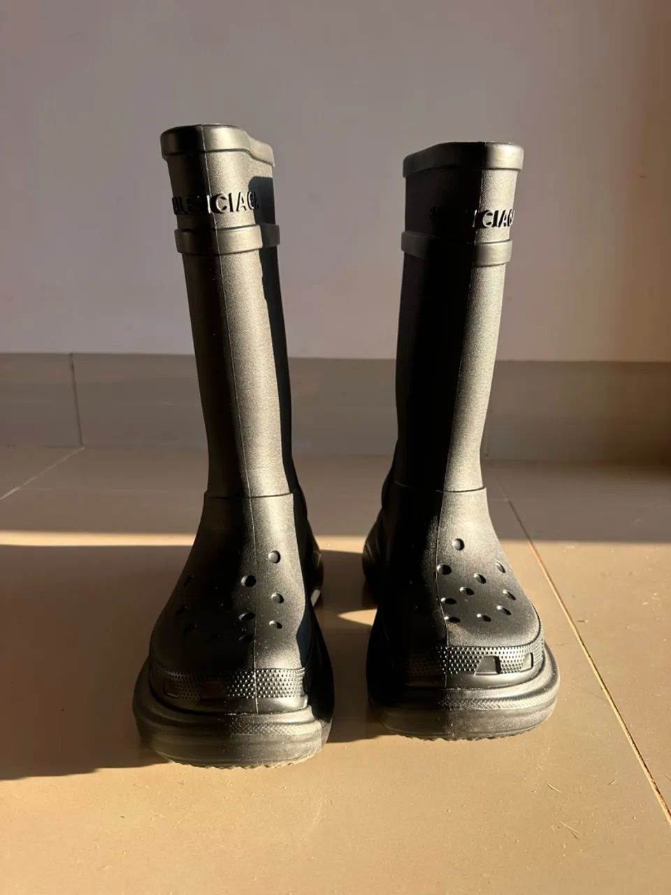 Bota Balenciaga Crocs  - Foto 2