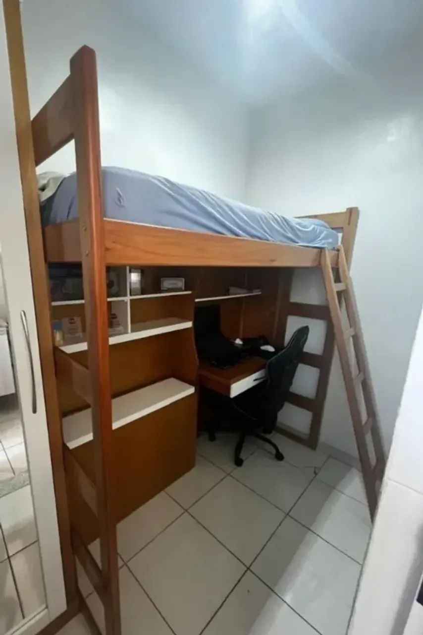 Cama de madeira maciça com escrivaninha e baú - Foto 4