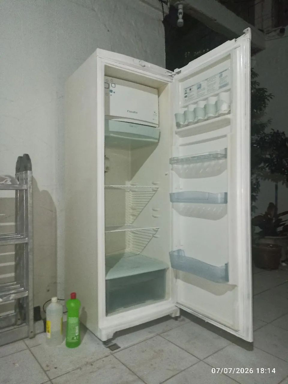 Geladeira Pintada Funcionando Normal  - muito econômica  - Foto 2