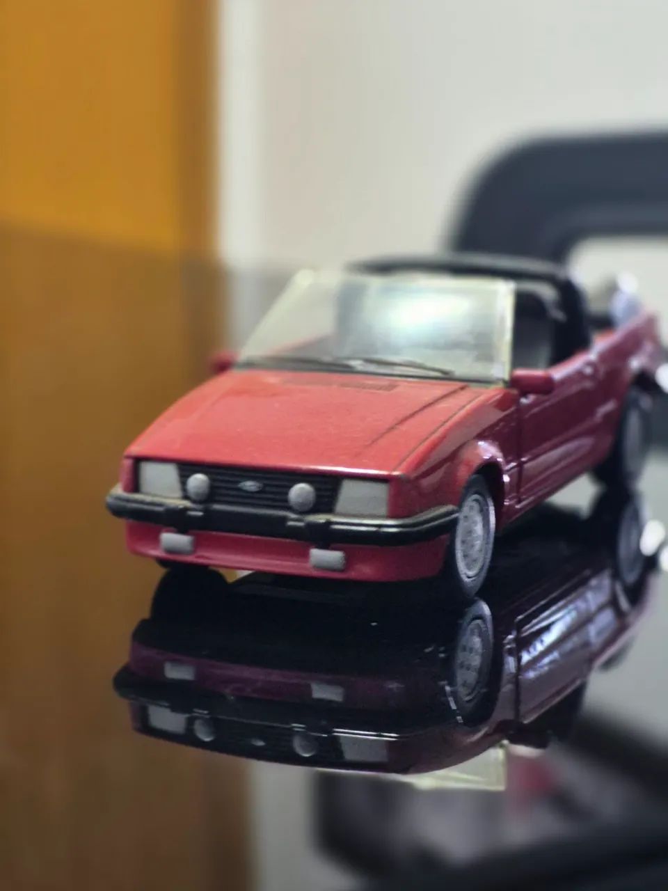 Miniatura Ford Escort conversível vermelho 