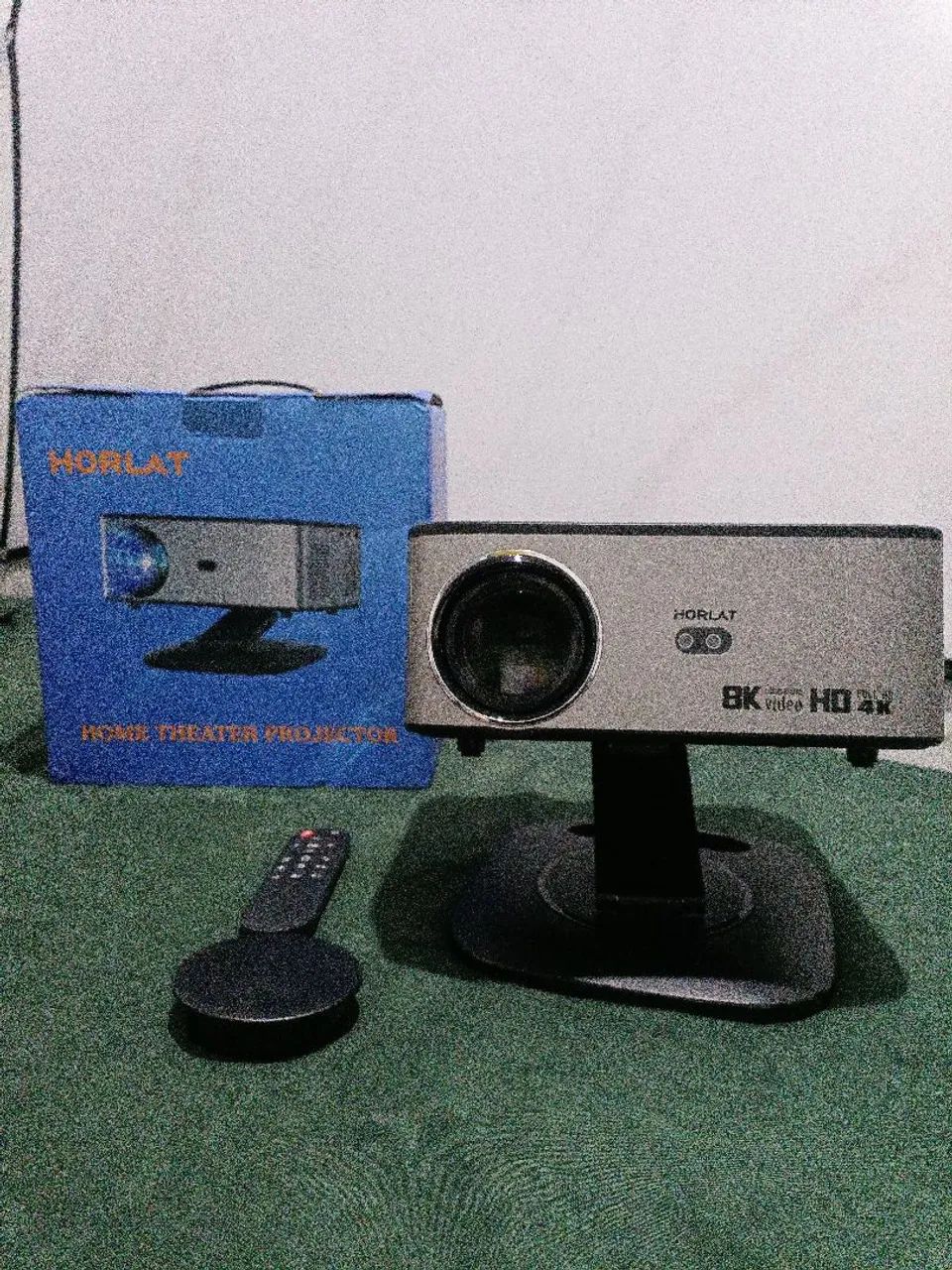 Vendo lindo projetor novo Horlat excelente imagem , som alto , super conservado na caixa.