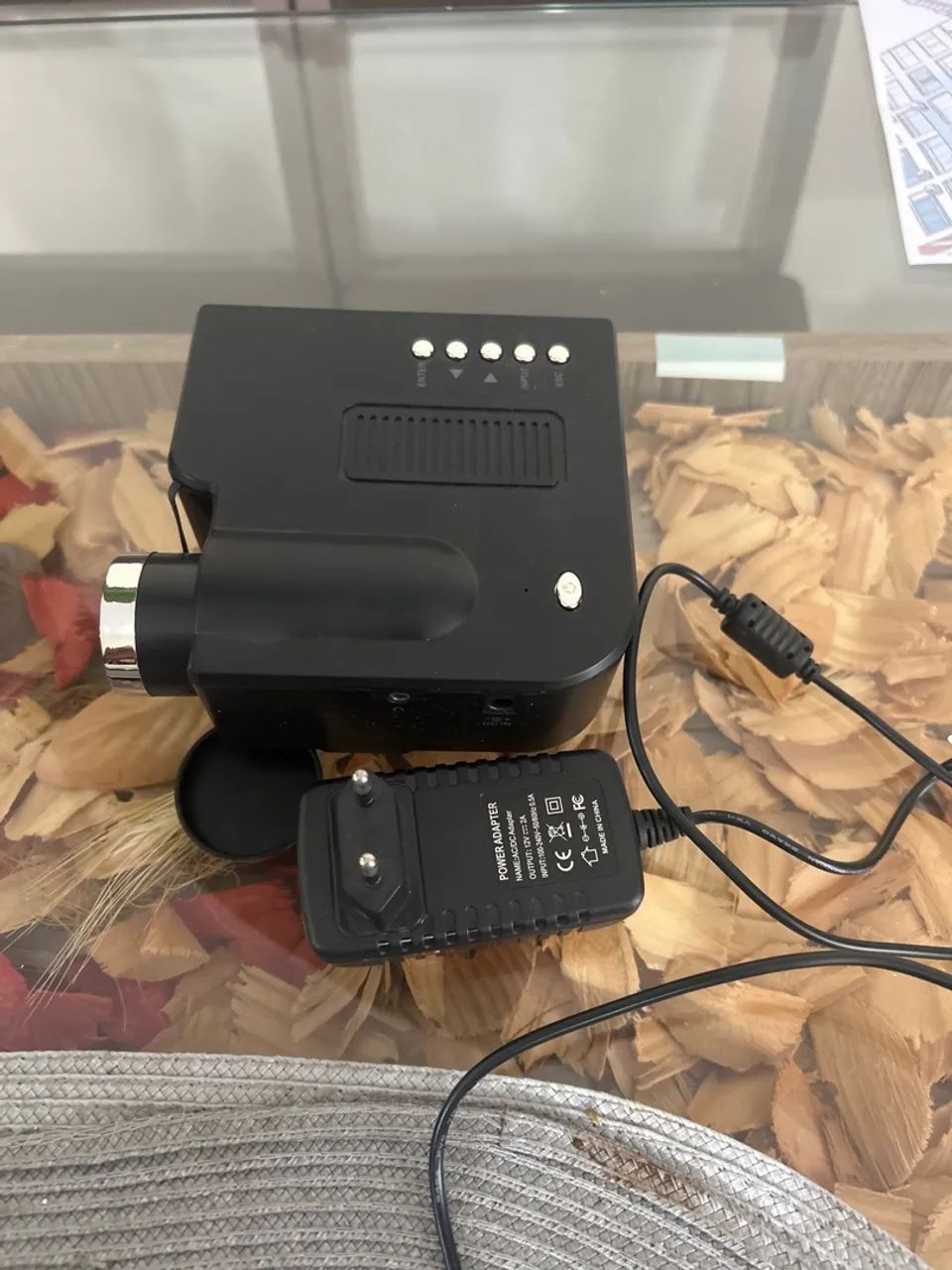 Mini Projetor LED portátil com sistema de imagem LCD - Foto 2