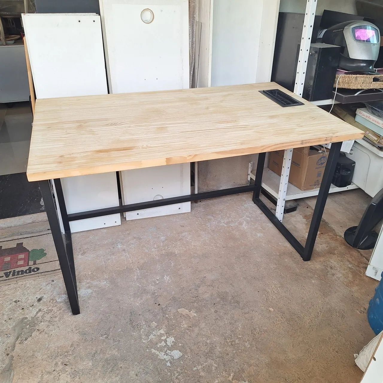 Mesa de escritorio com tampo de madeira acabamento cru estado de nova  - Foto 4
