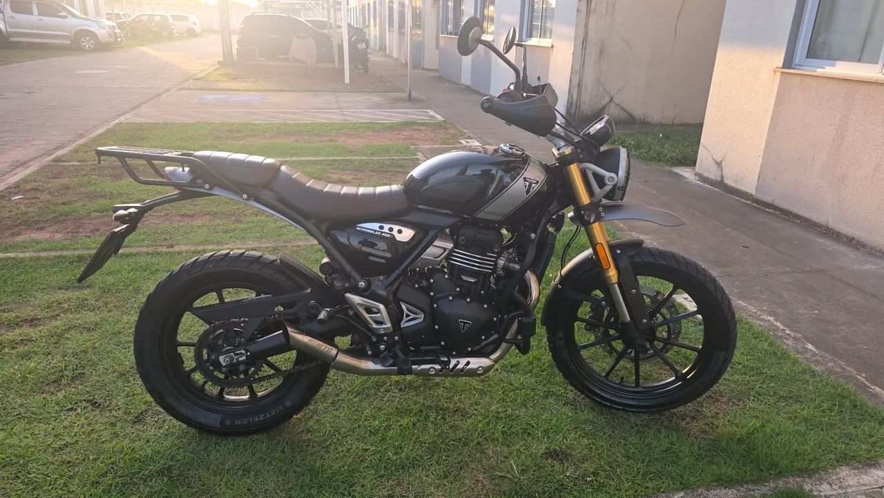 Triumph Scrambler 400x com acessórios
