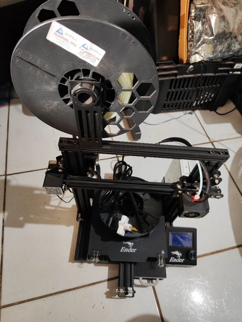 Creality Ender 3 Pro + filamentos e ferramentas 