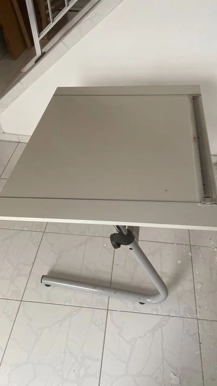 Mesa para projetos e desenho com régua paralela