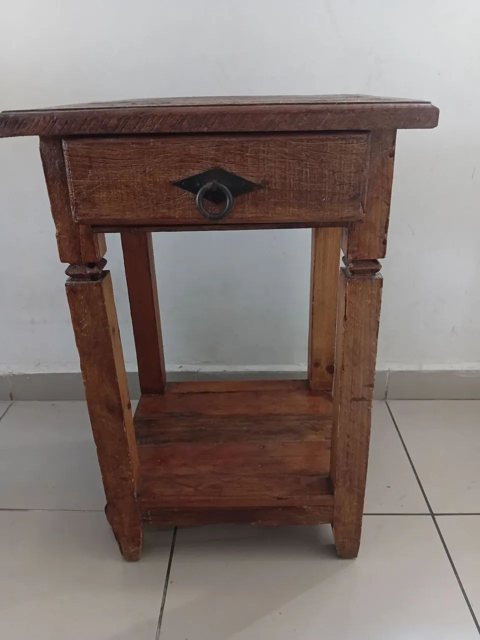 Mesinha de cabeceira rustico