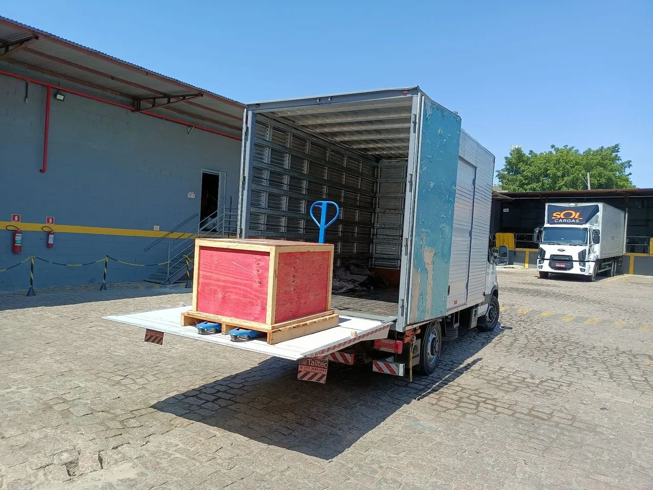 Caminhão com plataforma elevatória baú  - Foto 5