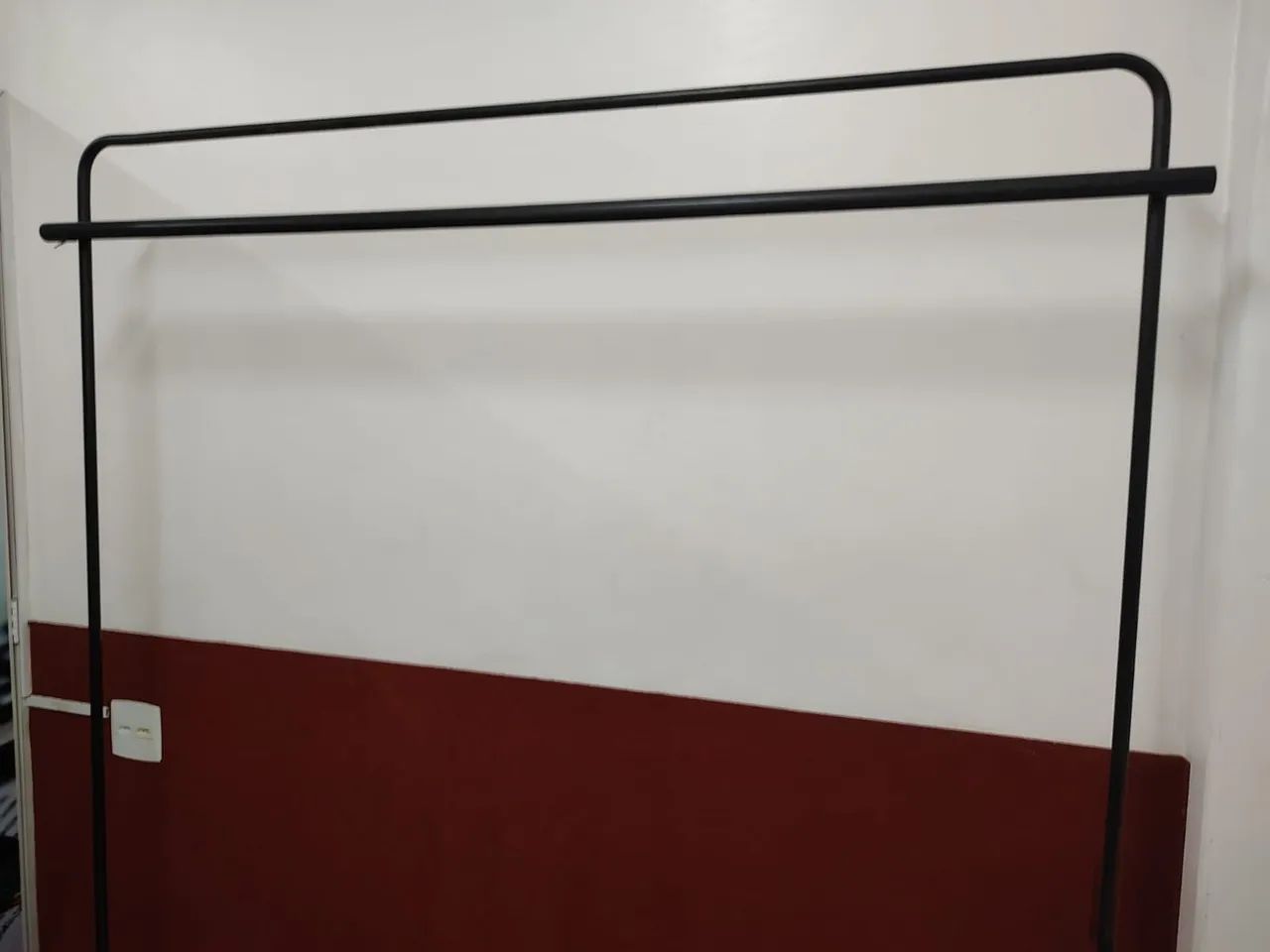 Arara preta de ferro para vestidos longo e curto com led interno  - Foto 4