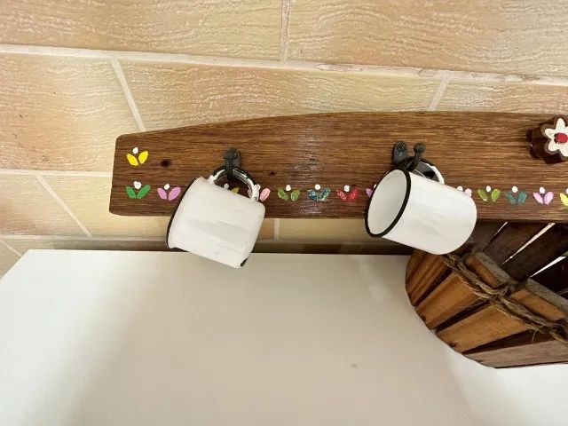 suporte em madeira e canequinhas para café.  - Foto 4