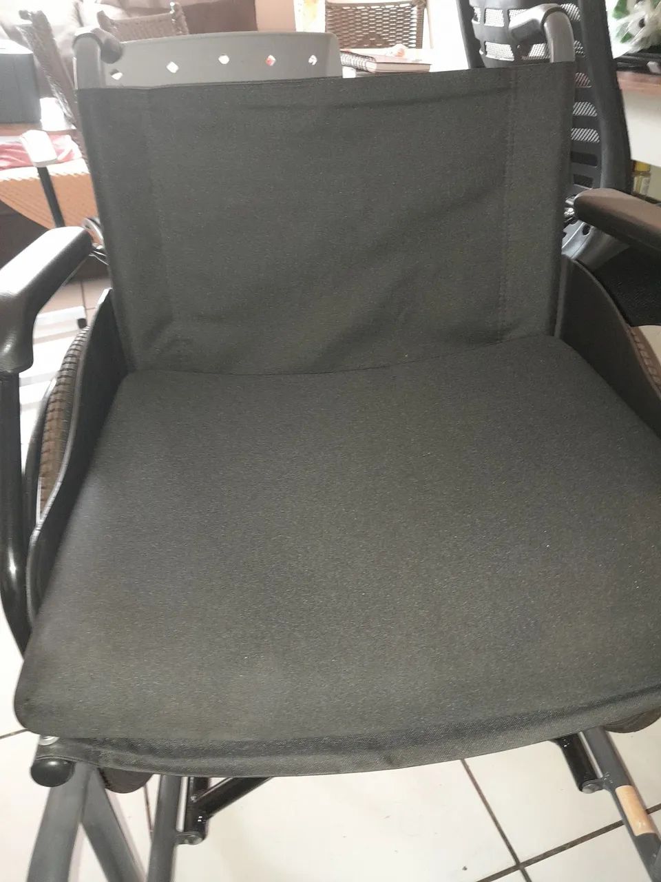 Cadeira de rodas manual confortável para 150kg, nova usada apenas uma vez. - Foto 5
