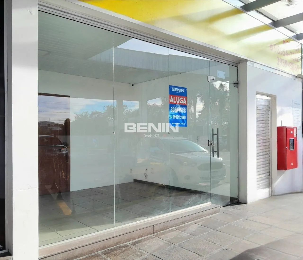Loja Comercial com 40m², Ar-Condicionado Split e Vitrine de Vidro Próximo à Estação de Tre