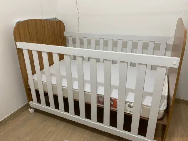 Berço em MDF - Peróba Uli Branco/Amendôa com rodízios